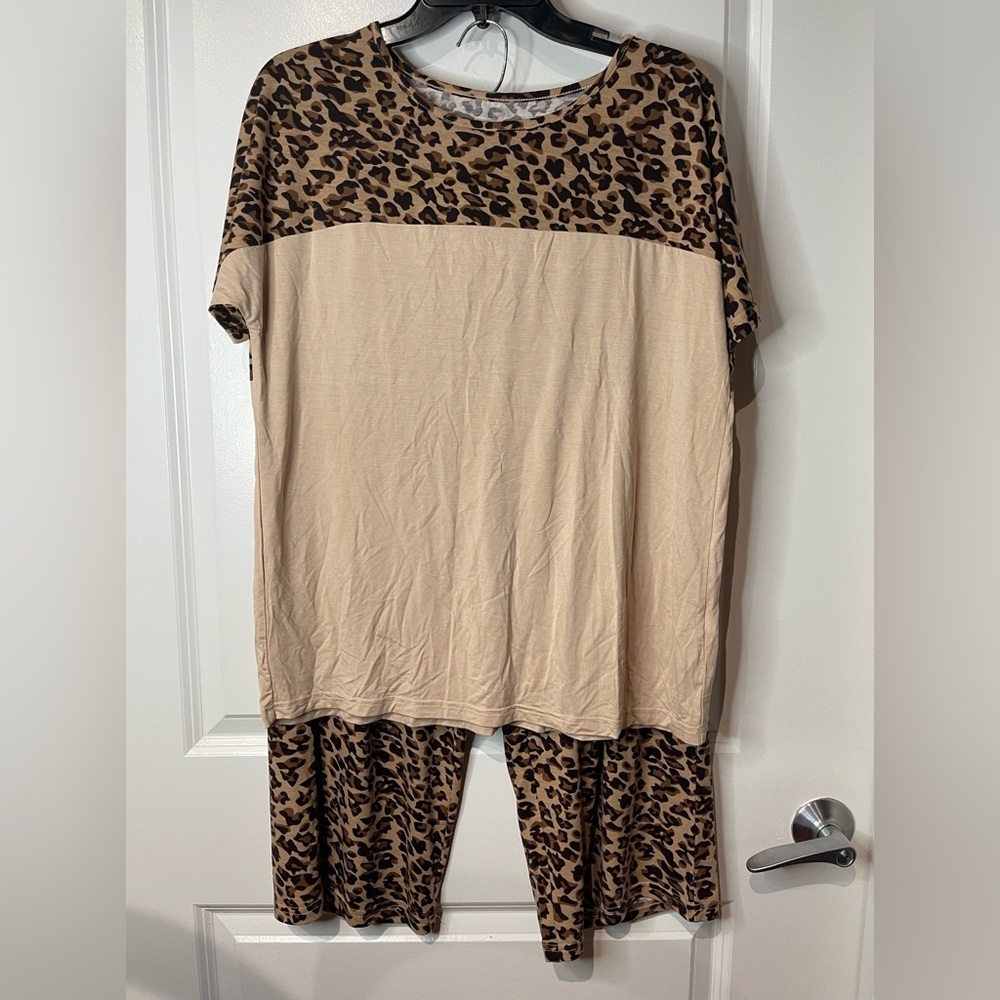 NWOT Animal Print Lounge Set. Drawstring Waist Size Large. P2P 20”. Inseam 18”.